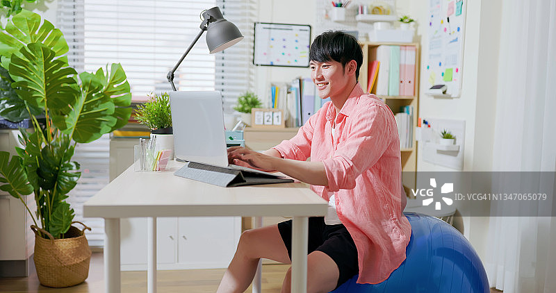 男人在家工作图片素材