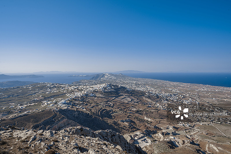 从希腊圣托里尼岛的山上俯瞰皮尔戈斯村的景色图片素材