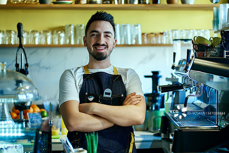 在咖啡馆工作的专业咖啡师的肖像图片素材