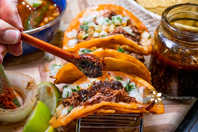 正宗墨西哥风味 Birria Taco 配美味墨西哥肉汤，置于木质砧板上图片素材