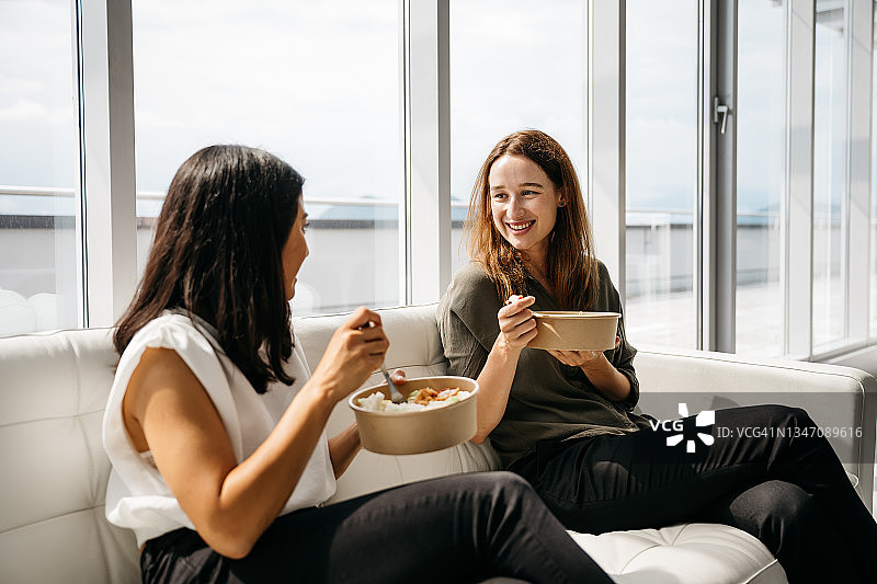 两位女商人在工作时享用健康午餐图片素材