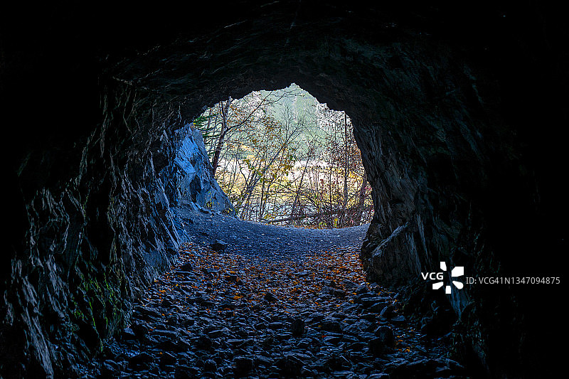 地面上的洞图片素材
