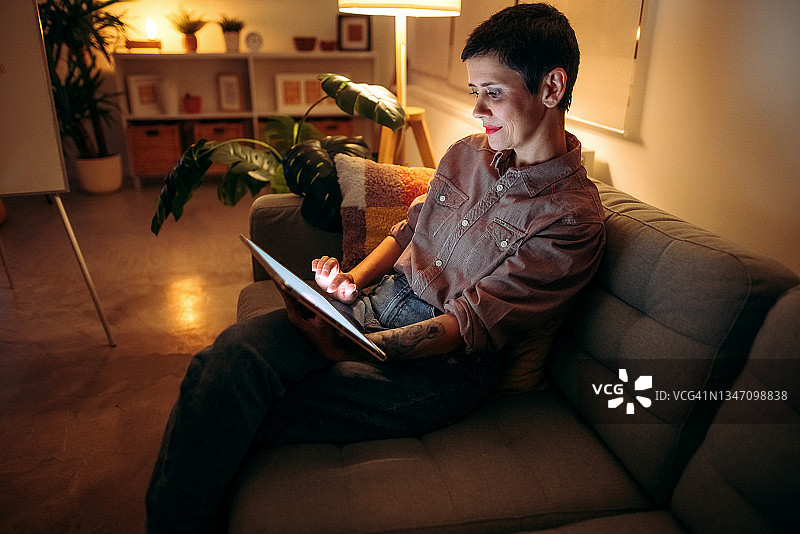 女人使用平板电脑图片素材