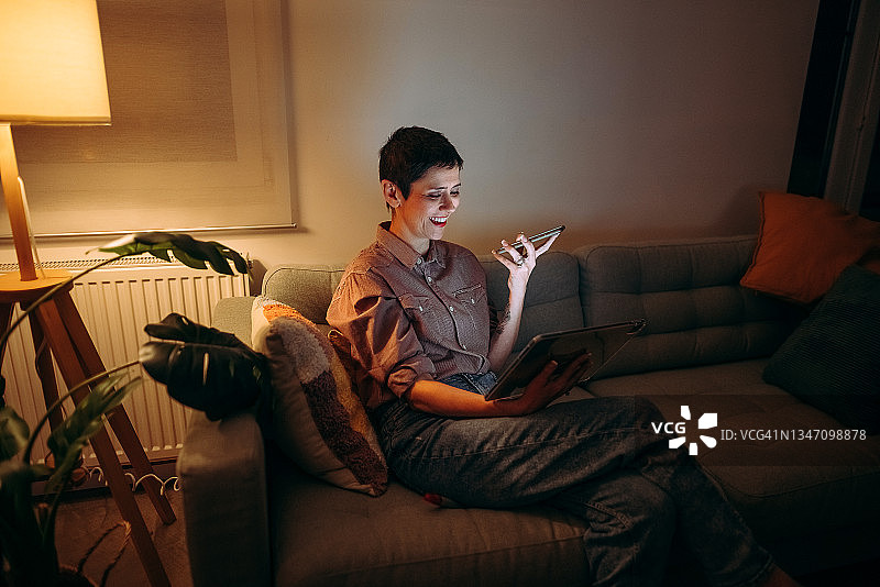 女人使用平板电脑图片素材