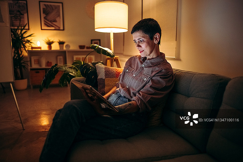 女人使用平板电脑图片素材