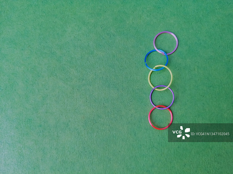 绿色背景上的圆形物体 - 极简主义图片素材