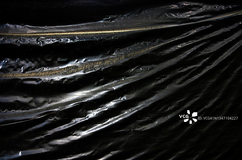 建筑工地周围悬挂的黑色皱纹塑料布图片素材