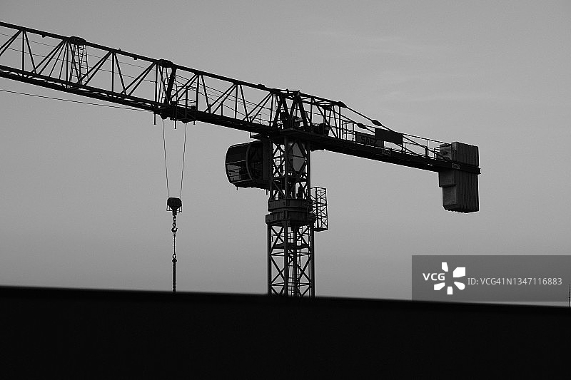 起重机操作员在棚架上工作的剪影图片素材