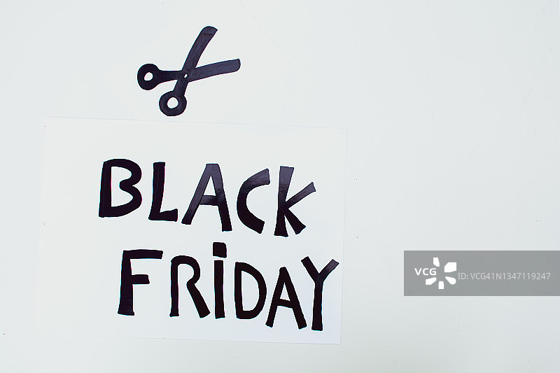 黑色字母和剪刀图案的黑色星期五海报，白色背景图片素材