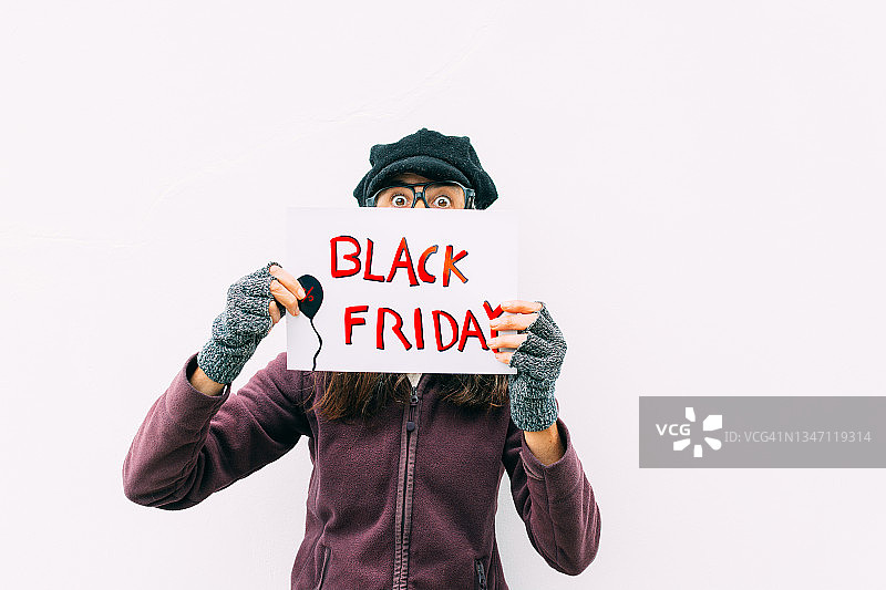 女人手持黑色星期五红色字母海报，白色背景，表情滑稽图片素材
