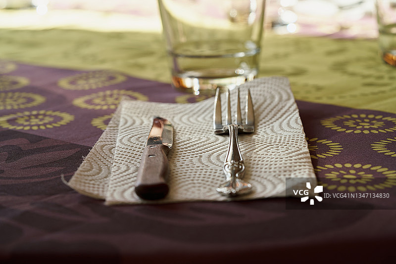 乡村风格的餐桌服务，搭配印花桌布和餐具图片素材