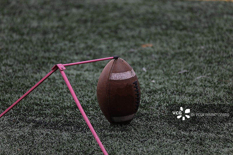 球座上放置的足球图片素材