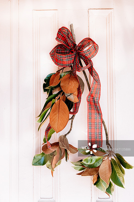 节日门饰彩带和树叶图片素材