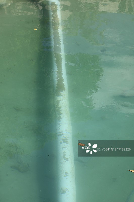 浅水中可见的水下管道图片素材
