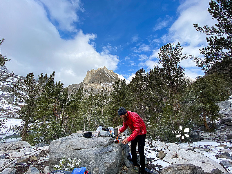 在加利福尼亚山区白雪皑皑的早晨制作早餐图片素材