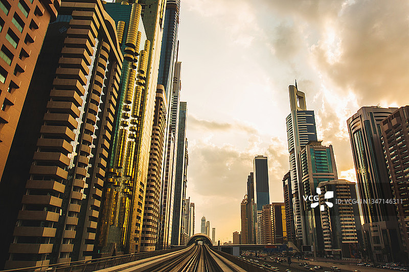 迪拜无人驾驶地铁，未来主义天际线背景，阿联酋日落美景图片素材
