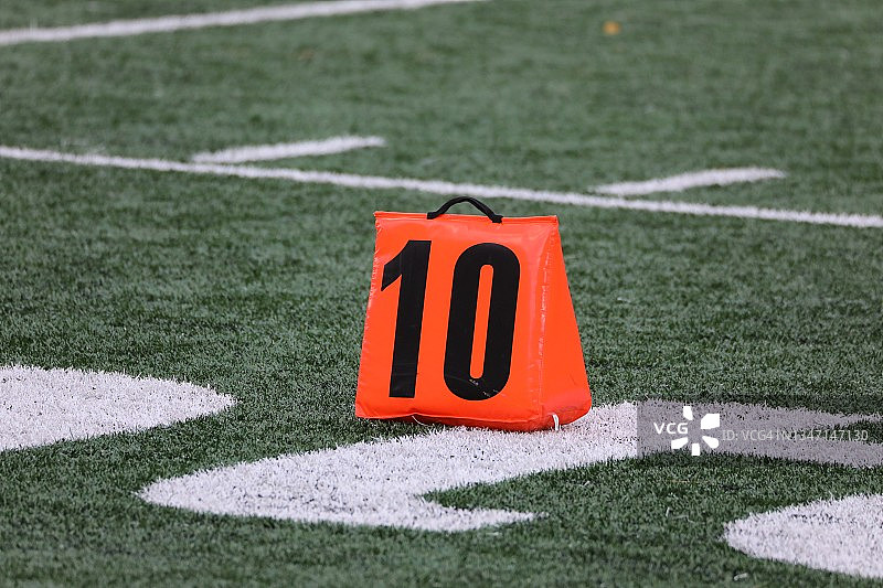 特写：球场上的10码线标记图片素材