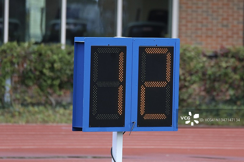 足球场上的比赛时钟图片素材