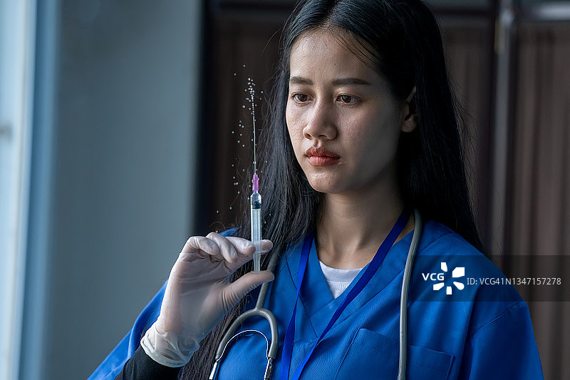 医生用针筒从疫苗瓶中抽取疫苗，安全有效的疫苗图片素材