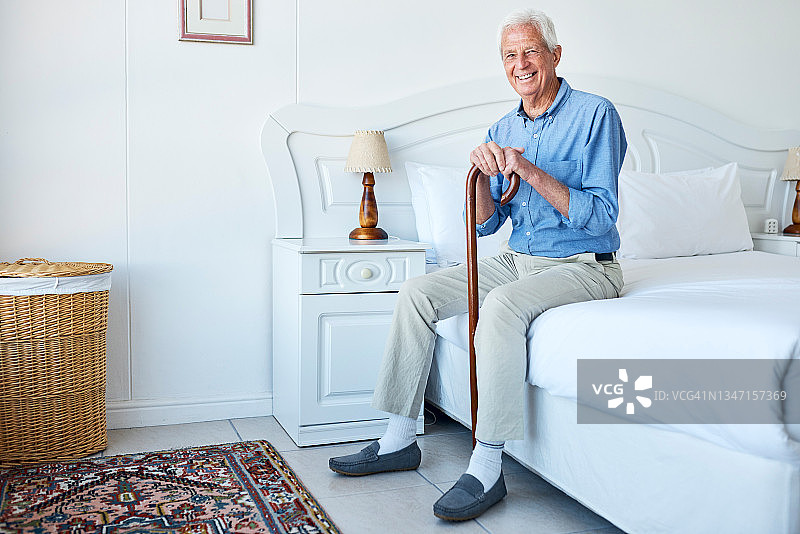 一位年长的男人在家中放松地躺在床上图片素材