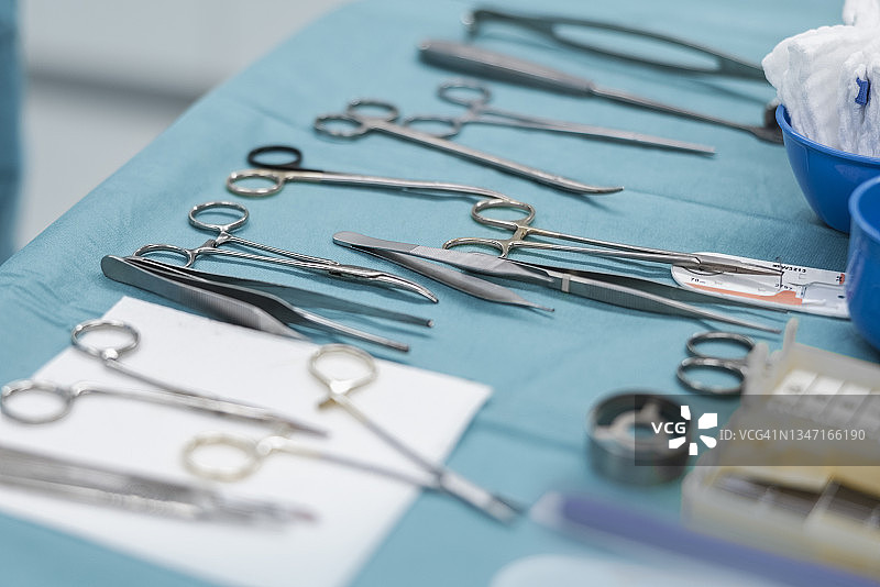 手术剪刀在桌子上特写图片素材