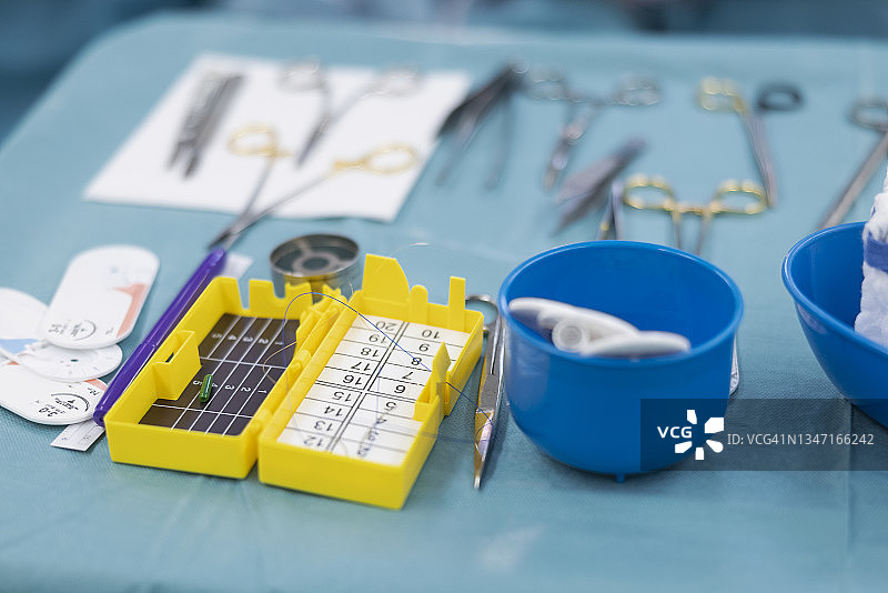 医疗托盘上的带针线图片素材