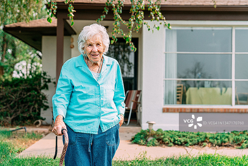 夏日里站在家门外的百岁老人图片素材