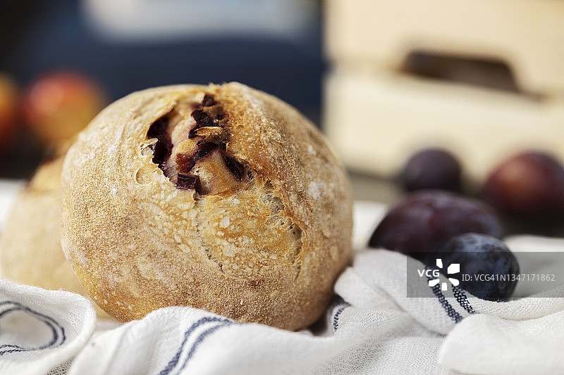 工匠修剪酸面包图片素材