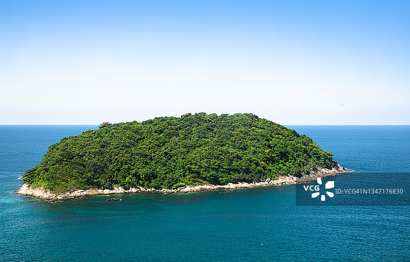 绿色岛屿和蓝色海洋图片素材