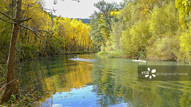 秋季风光——胡卡尔河畔图片素材