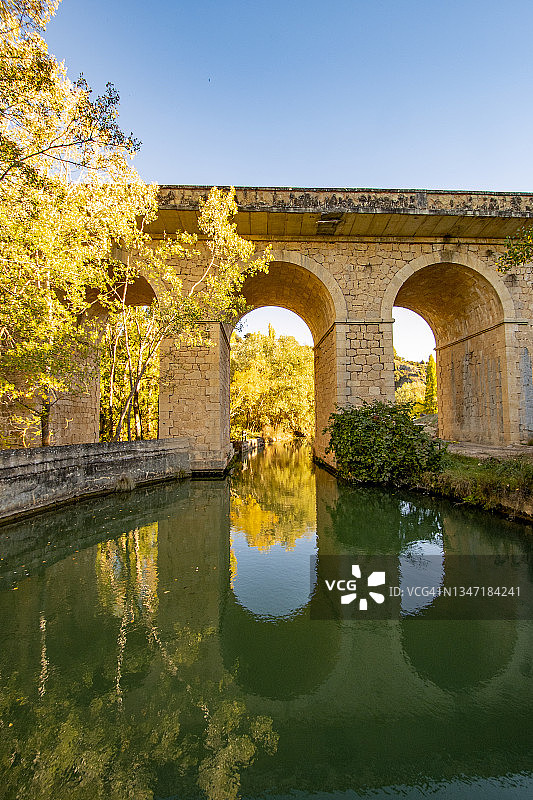 秋季风景：桥与河图片素材