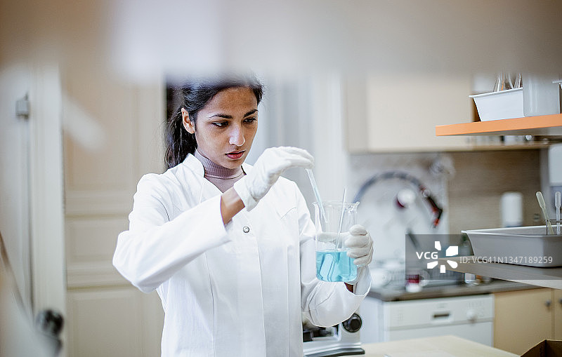 在实验室工作的科学家图片素材