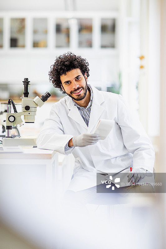 在实验室工作的科学家肖像图片素材