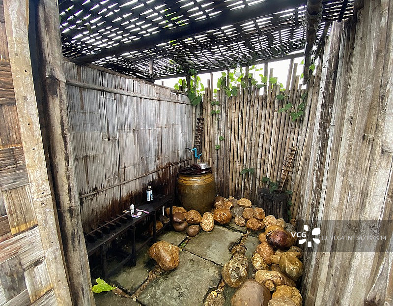 传统浴室和卫生间的独特地板、墙壁及天花板设计图片素材