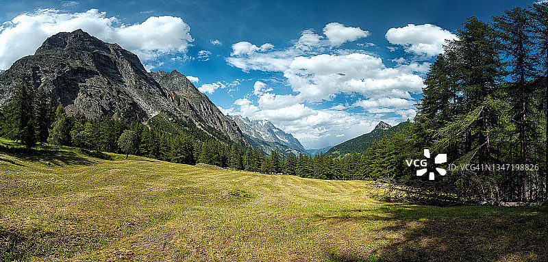 在奥斯塔山谷骑行图片素材