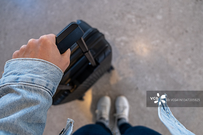 在机场等待航班的高角度视图图片素材