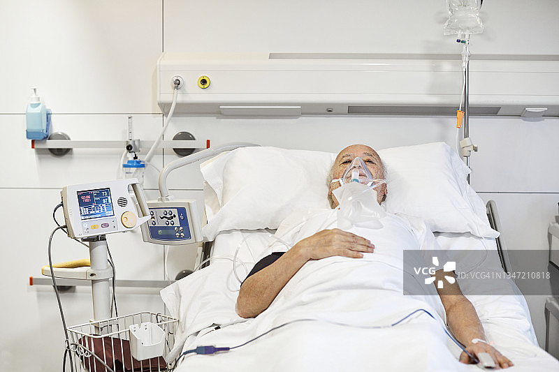 新冠疫情期间，医院里使用呼吸机的男人图片素材