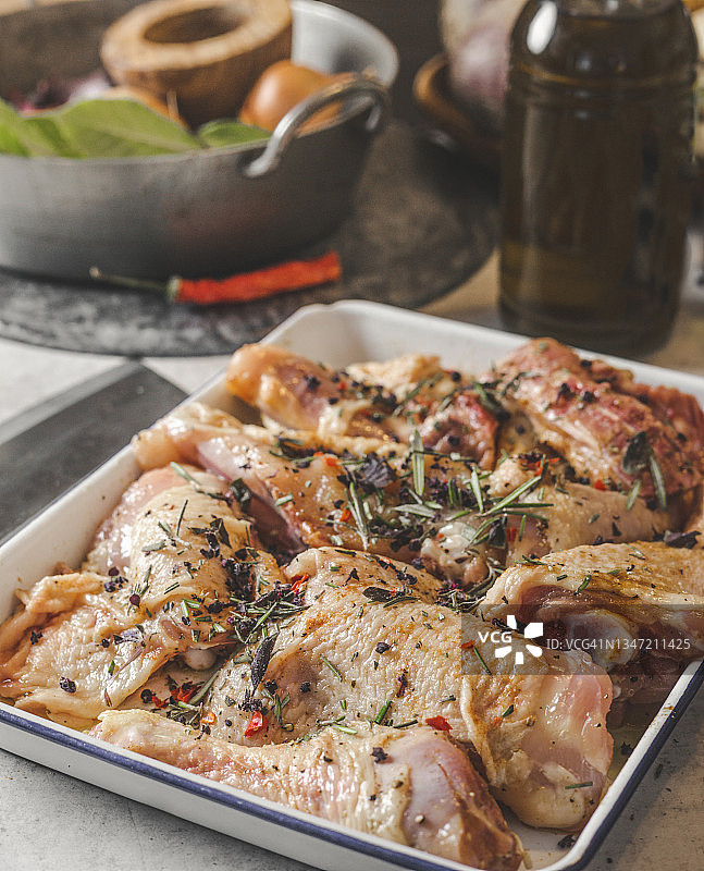 迷迭香辣椒腌制鸡肉块图片素材