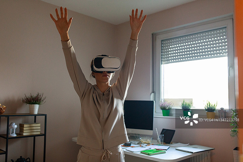 少女在卧室玩VR视频游戏图片素材