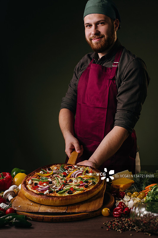 看得出他为自己的工作感到自豪图片素材