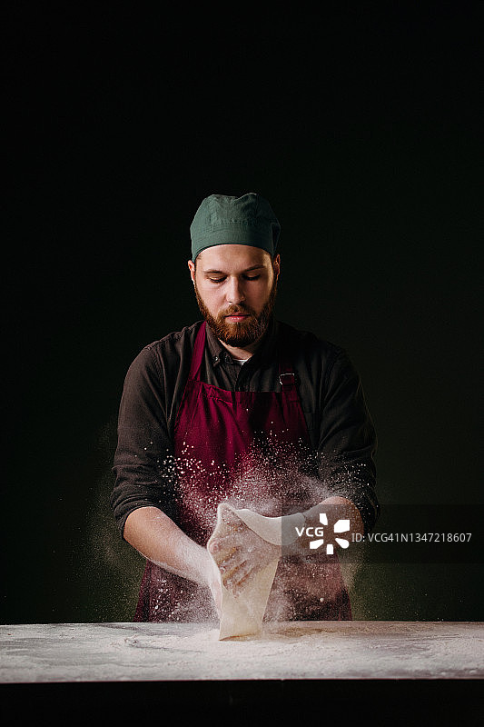 披萨大师在工作中图片素材