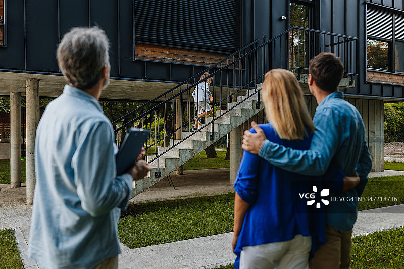 满意的家庭刚刚买了新房子图片素材