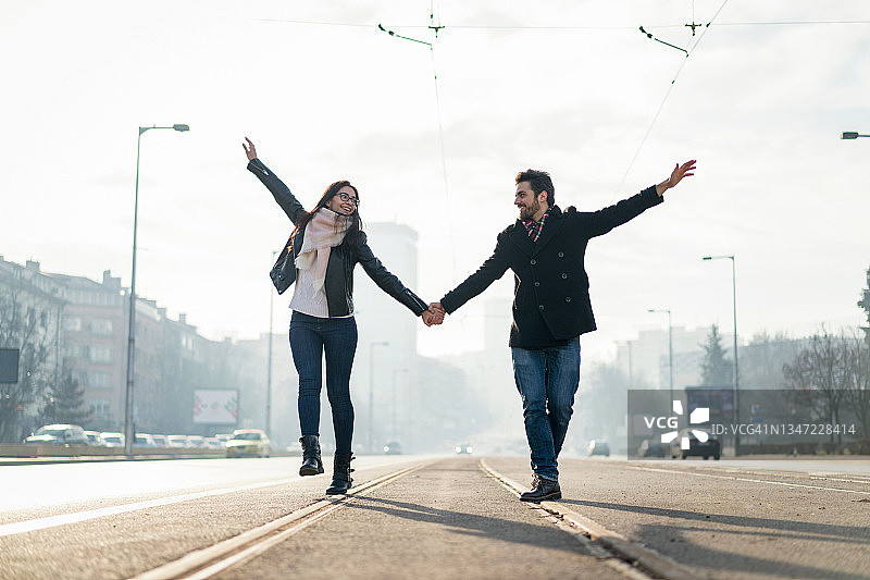 幸福情侣深情对视图片素材