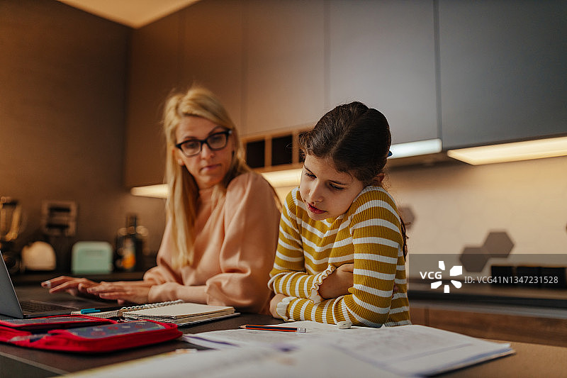 小女孩和妈妈一起做作业图片素材