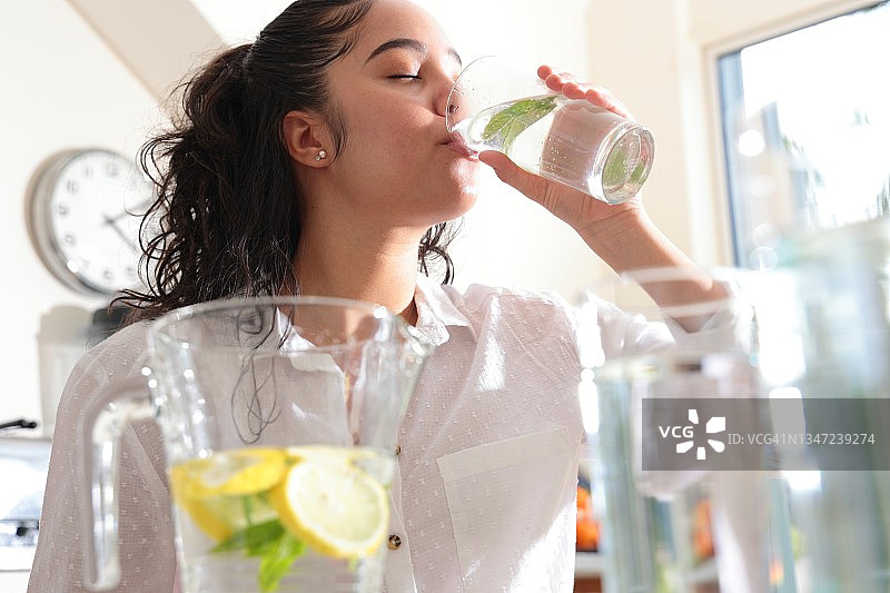 喝水的女人图片素材