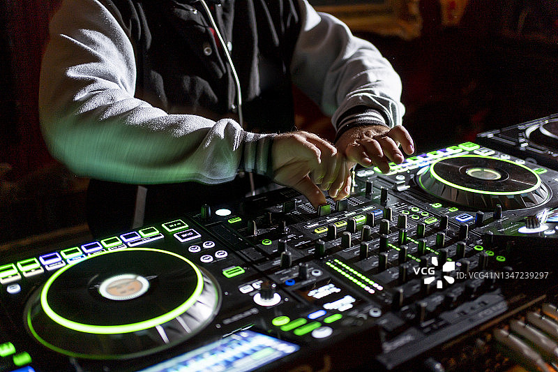 在夜总会播放音乐的DJ男人图片素材