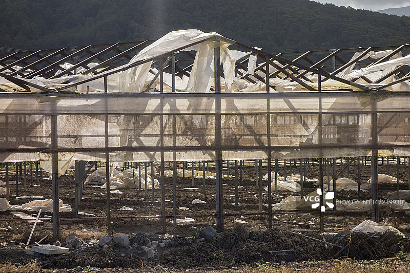 正在分解的塑料温室 - 塑料污染图片素材