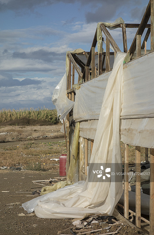 正在分解的塑料温室 - 塑料污染图片素材