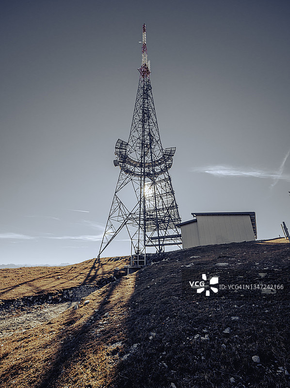 山顶上的无线电塔图片素材