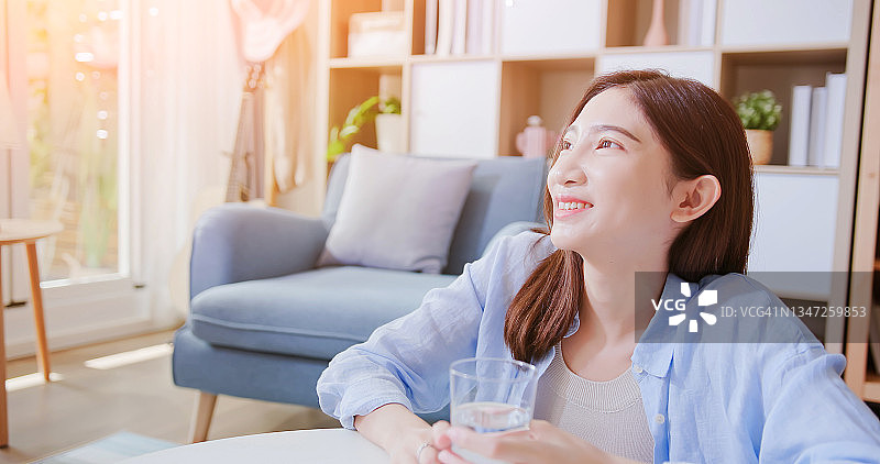 女人服用药物或维生素图片素材